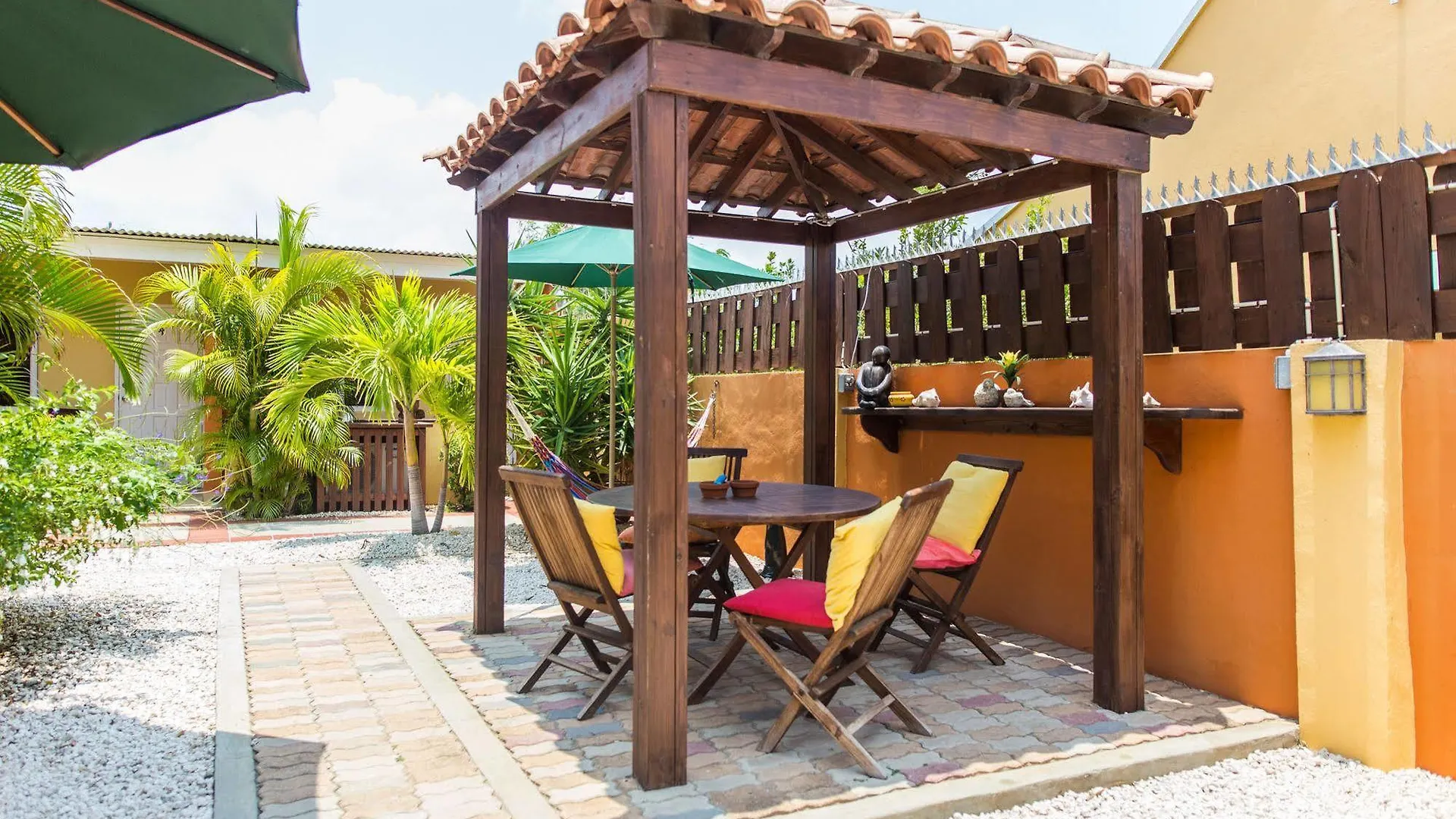 Carinas Studio Apartments Palm Beach
